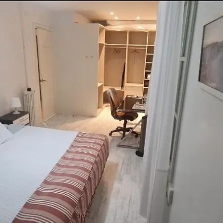 Quarto em Acomodações Particulares Habitación Amplia Con Baño Privado A Pasos De La Playa, En Piso Compartido *