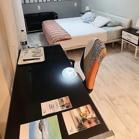 Habitación Amplia Con Baño Privado A Pasos De La Playa, En Piso Compartido