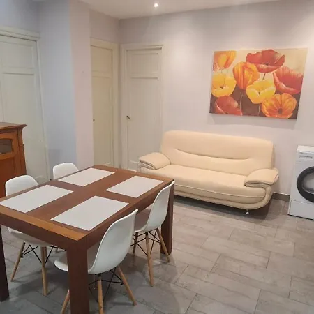 Habitación Amplia Con Baño Privado A Pasos De La Playa, En Piso Compartido Quarto em Acomodações Particulares San Sebastián